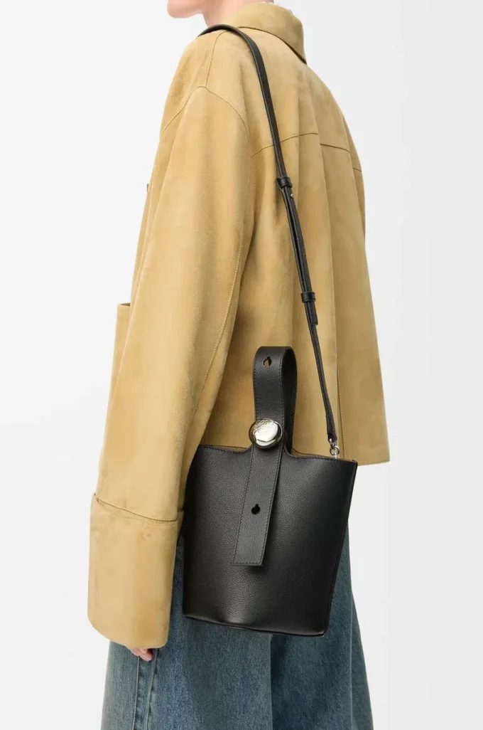 Borsa mini Pebble Bucket in morbida pelle di vitello martellata nera