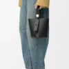Borsa mini Pebble Bucket in morbida pelle di vitello martellata nera