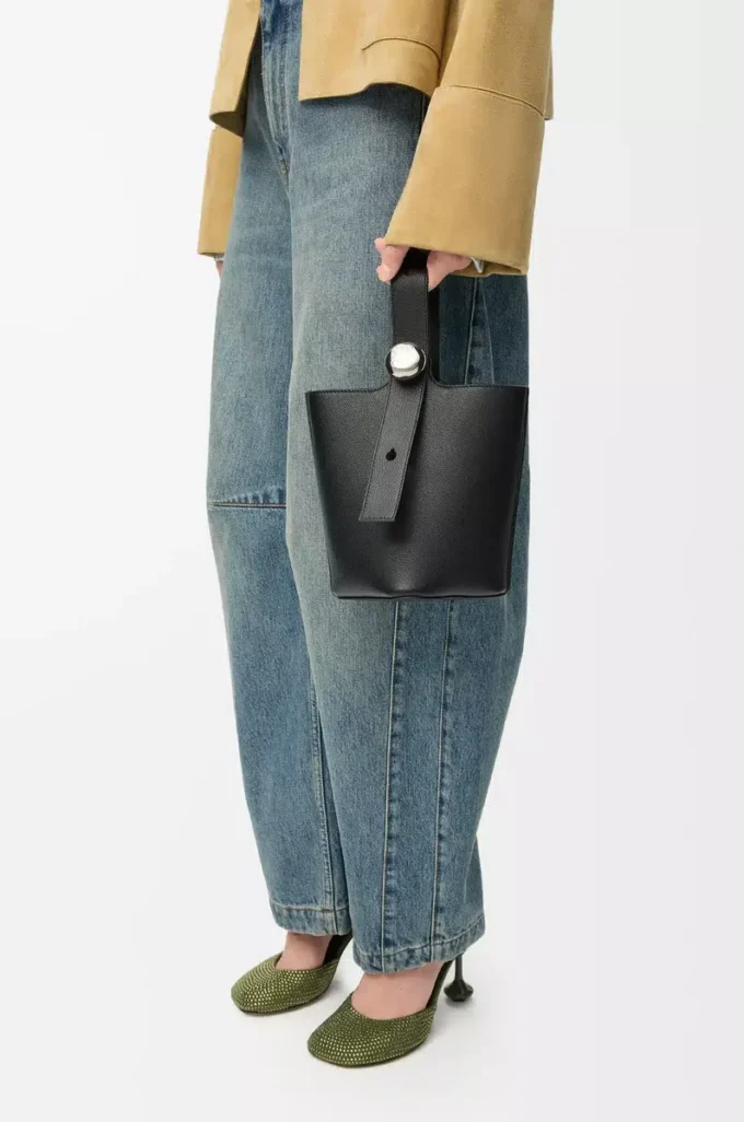 Borsa mini Pebble Bucket in morbida pelle di vitello martellata nera