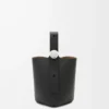 Borsa mini Pebble Bucket in morbida pelle di vitello martellata nera