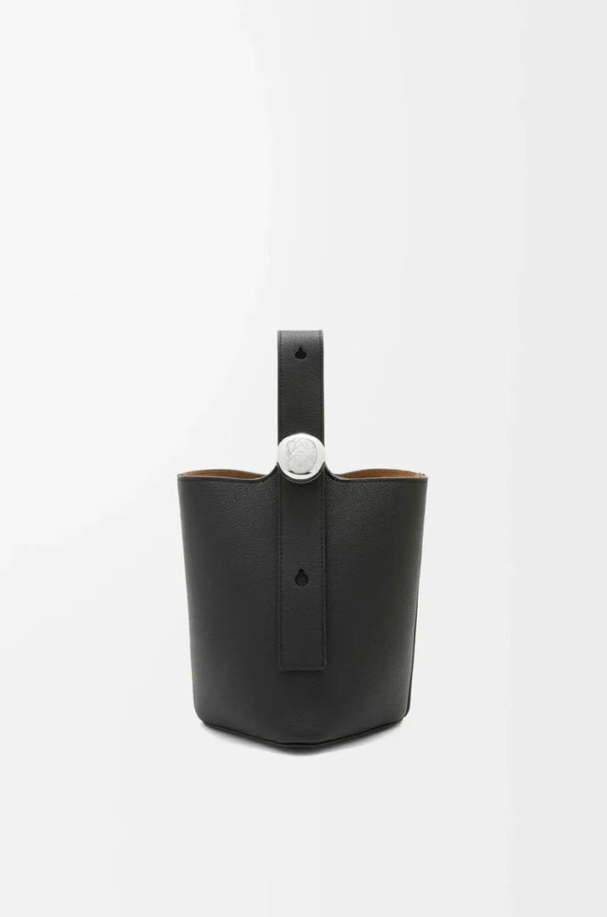 Borsa mini Pebble Bucket in morbida pelle di vitello martellata nera