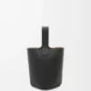 Borsa mini Pebble Bucket in morbida pelle di vitello martellata nera
