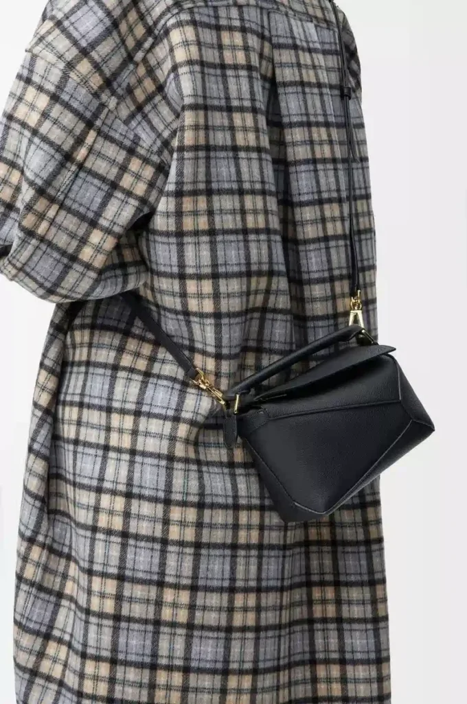 Borsa Mini Puzzle Edge in morbida pelle di vitello martellata Black