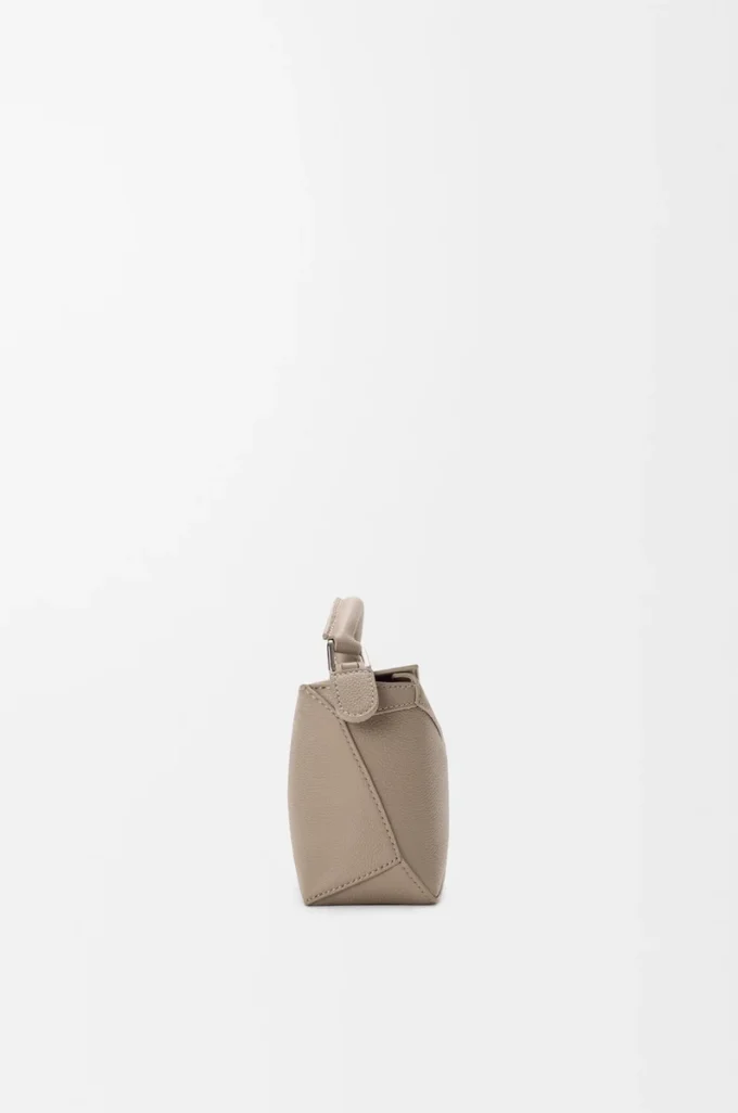 Borsa Mini Puzzle Edge in morbida pelle di vitello martellata Clay