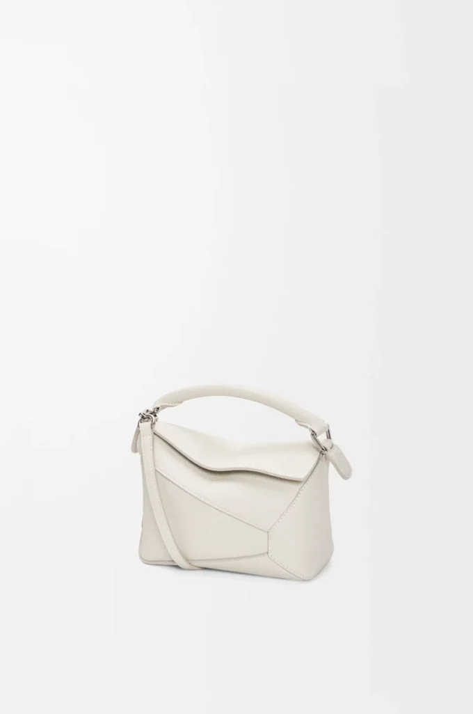 Borsa Mini Puzzle Edge in morbida pelle di vitello martellata Light Ghost
