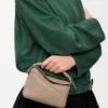 Borsa Mini Puzzle Edge in morbida pelle di vitello martellata Sand