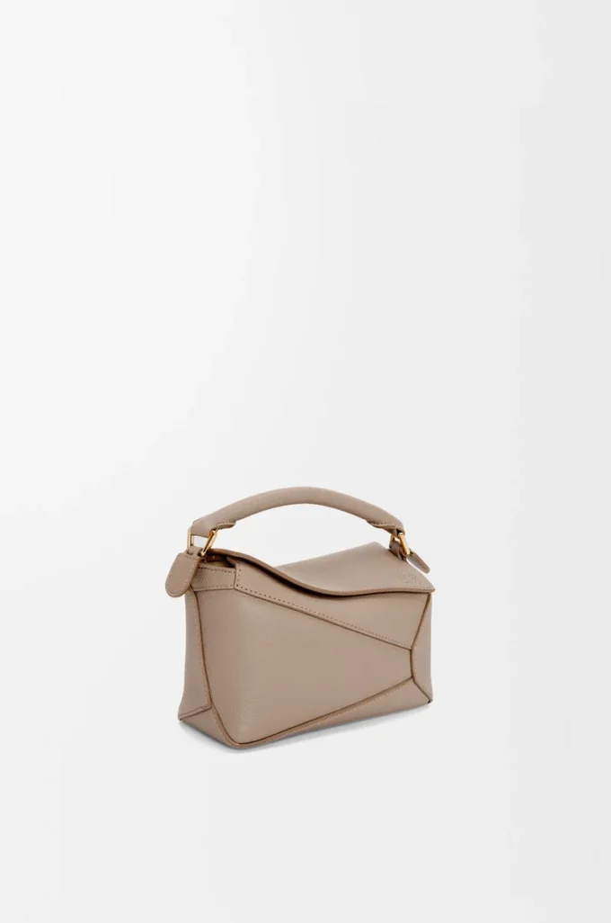 Borsa Mini Puzzle Edge in morbida pelle di vitello martellata Sand