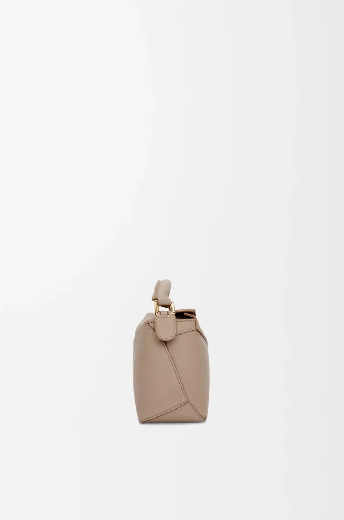 Borsa Mini Puzzle Edge in morbida pelle di vitello martellata Sand