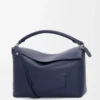 Borsa Puzzle Edge grande in pelle di vitello classica blu abisso Borsa Puzzle Edge grande in pelle di vitello classica blu abisso