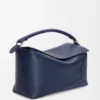 Borsa Puzzle Edge grande in pelle di vitello classica blu abisso Borsa Puzzle Edge grande in pelle di vitello classica blu abisso