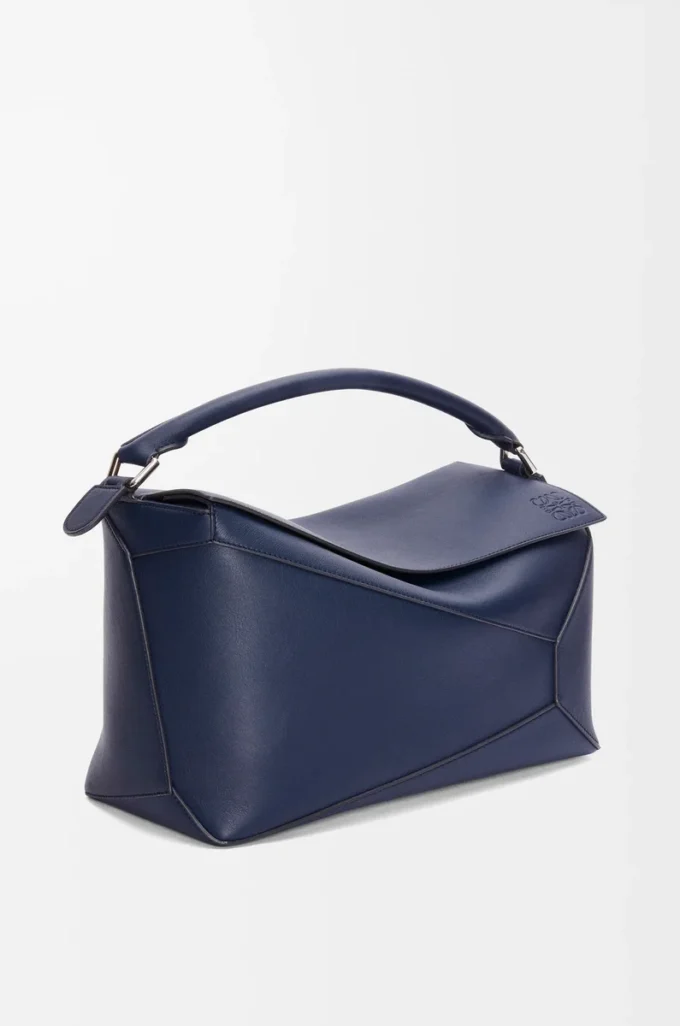 Borsa Puzzle Edge grande in pelle di vitello classica blu abisso Borsa Puzzle Edge grande in pelle di vitello classica blu abisso