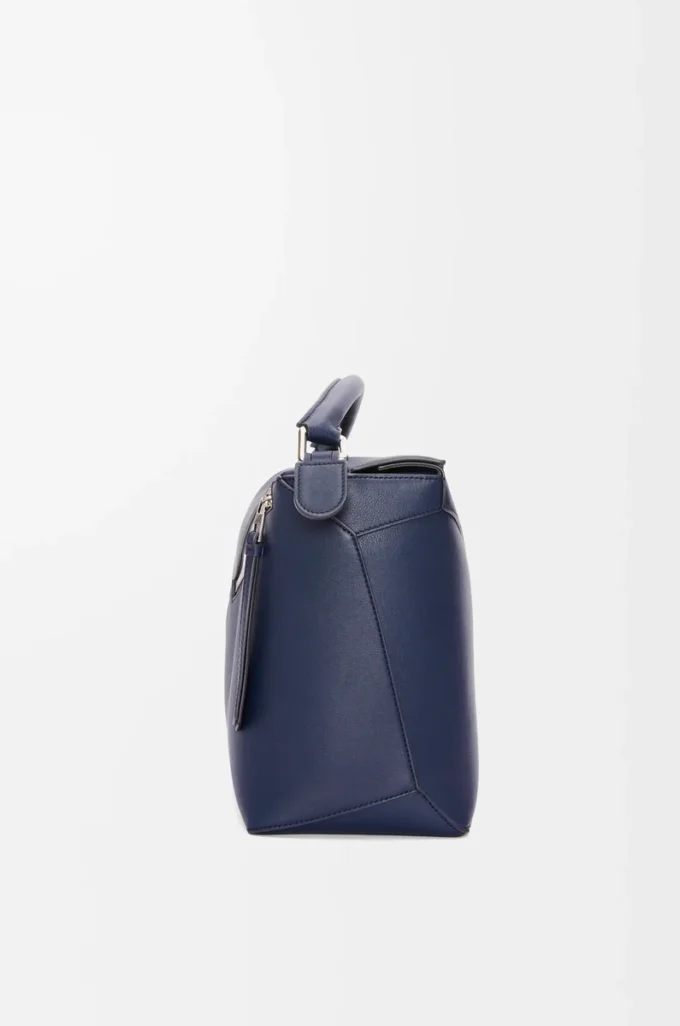 Borsa Puzzle Edge grande in pelle di vitello classica blu abisso Borsa Puzzle Edge grande in pelle di vitello classica blu abisso