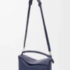 Borsa Puzzle Edge grande in pelle di vitello classica blu abisso Borsa Puzzle Edge grande in pelle di vitello classica blu abisso