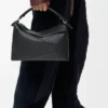 Borsa Puzzle Edge grande in pelle di vitello martellata nera Borsa Puzzle Edge grande in pelle di vitello martellata nera