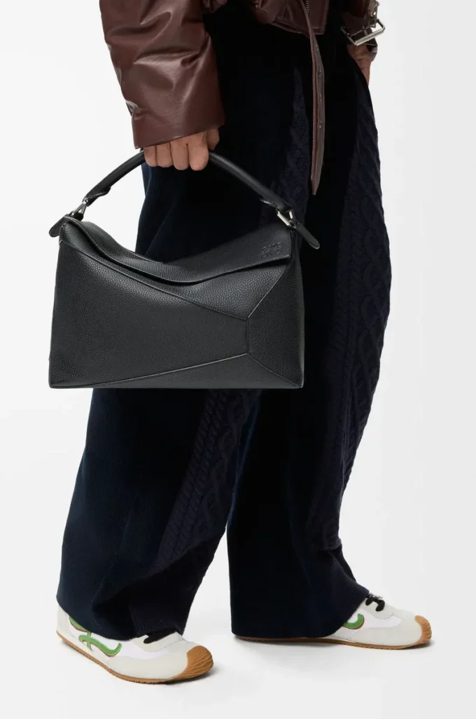 Borsa Puzzle Edge grande in pelle di vitello martellata nera Borsa Puzzle Edge grande in pelle di vitello martellata nera