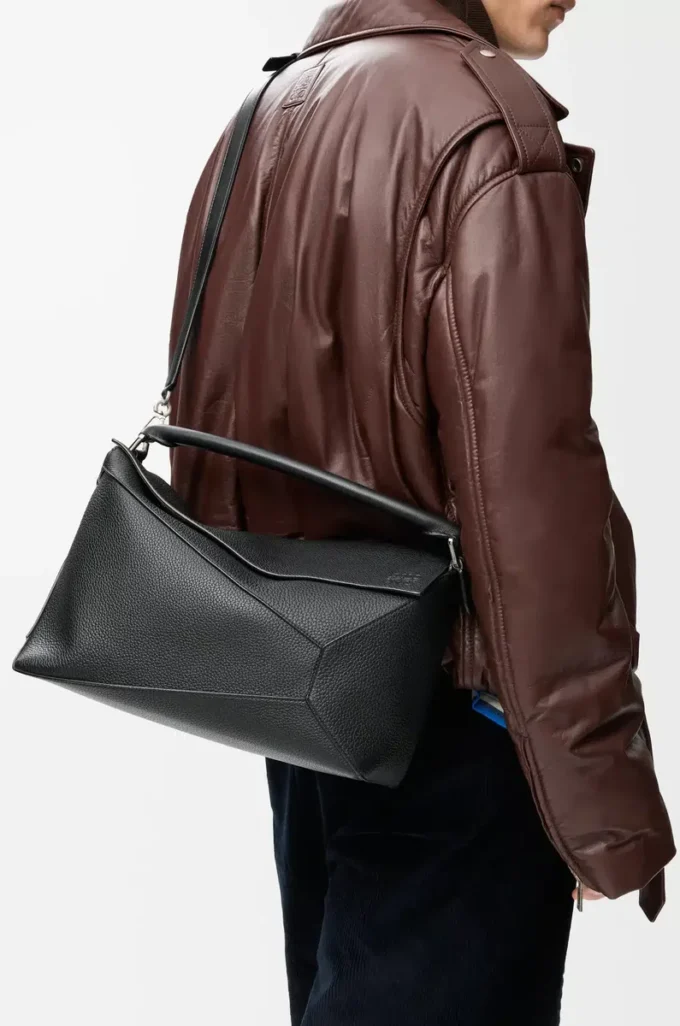 Borsa Puzzle Edge grande in pelle di vitello martellata nera Borsa Puzzle Edge grande in pelle di vitello martellata nera