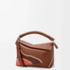 Borsa Puzzle Edge Landscape piccola in pelle di vitello nappa Pecan/Parrot Pink Borsa Puzzle Edge Landscape piccola in pelle di vitello nappa Pecan/Parrot Pink