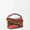 Borsa Puzzle Edge Landscape piccola in pelle di vitello nappa Pecan/Parrot Pink Borsa Puzzle Edge Landscape piccola in pelle di vitello nappa Pecan/Parrot Pink