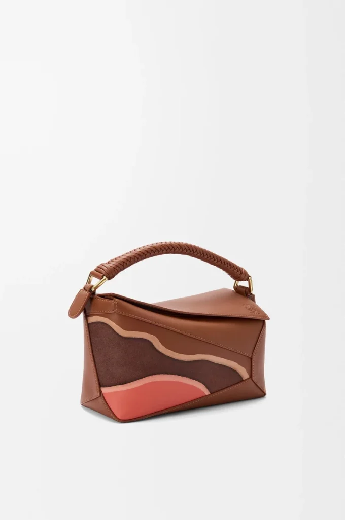 Borsa Puzzle Edge Landscape piccola in pelle di vitello nappa Pecan/Parrot Pink Borsa Puzzle Edge Landscape piccola in pelle di vitello nappa Pecan/Parrot Pink