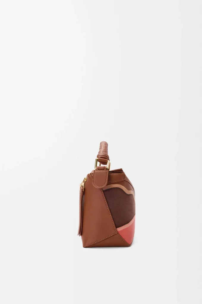 Borsa Puzzle Edge Landscape piccola in pelle di vitello nappa Pecan/Parrot Pink Borsa Puzzle Edge Landscape piccola in pelle di vitello nappa Pecan/Parrot Pink