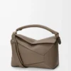 Borsa Puzzle Edge media in morbida pelle di vitello martellata Taupe Borsa Puzzle Edge media in morbida pelle di vitello martellata Taupe