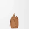 Borsa Puzzle Edge piccola in morbida pelle di vitello martellata color caramello Borsa Puzzle Edge piccola in morbida pelle di vitello martellata color caramello
