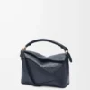 Borsa Puzzle Edge piccola in morbida pelle di vitello martellata Deep Navy Borsa Puzzle Edge piccola in morbida pelle di vitello martellata Deep Navy