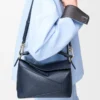 Borsa Puzzle Edge piccola in morbida pelle di vitello martellata Deep Navy Borsa Puzzle Edge piccola in morbida pelle di vitello martellata Deep Navy