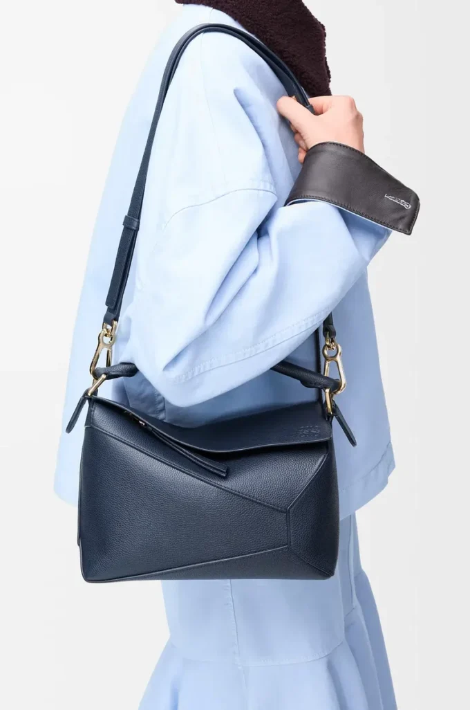 Borsa Puzzle Edge piccola in morbida pelle di vitello martellata Deep Navy Borsa Puzzle Edge piccola in morbida pelle di vitello martellata Deep Navy
