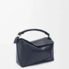 Borsa Puzzle Edge piccola in morbida pelle di vitello martellata Deep Navy Borsa Puzzle Edge piccola in morbida pelle di vitello martellata Deep Navy