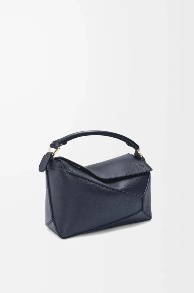 Borsa Puzzle Edge piccola in morbida pelle di vitello martellata Deep Navy Borsa Puzzle Edge piccola in morbida pelle di vitello martellata Deep Navy