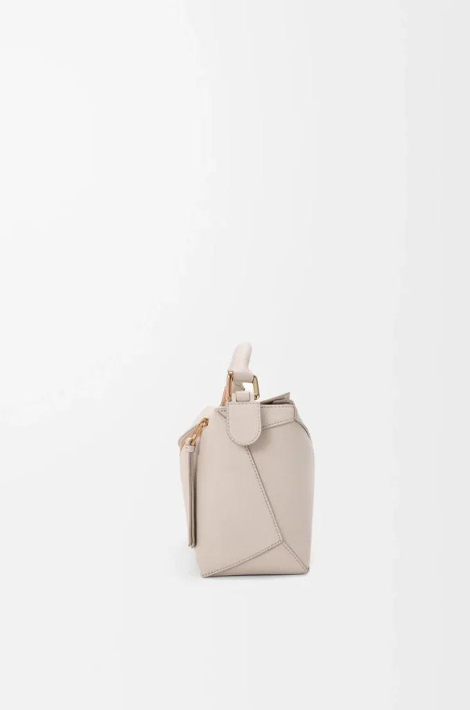 Borsa Puzzle Edge piccola in morbida pelle di vitello martellata Light Ghost Borsa Puzzle Edge piccola in morbida pelle di vitello martellata Light Ghost