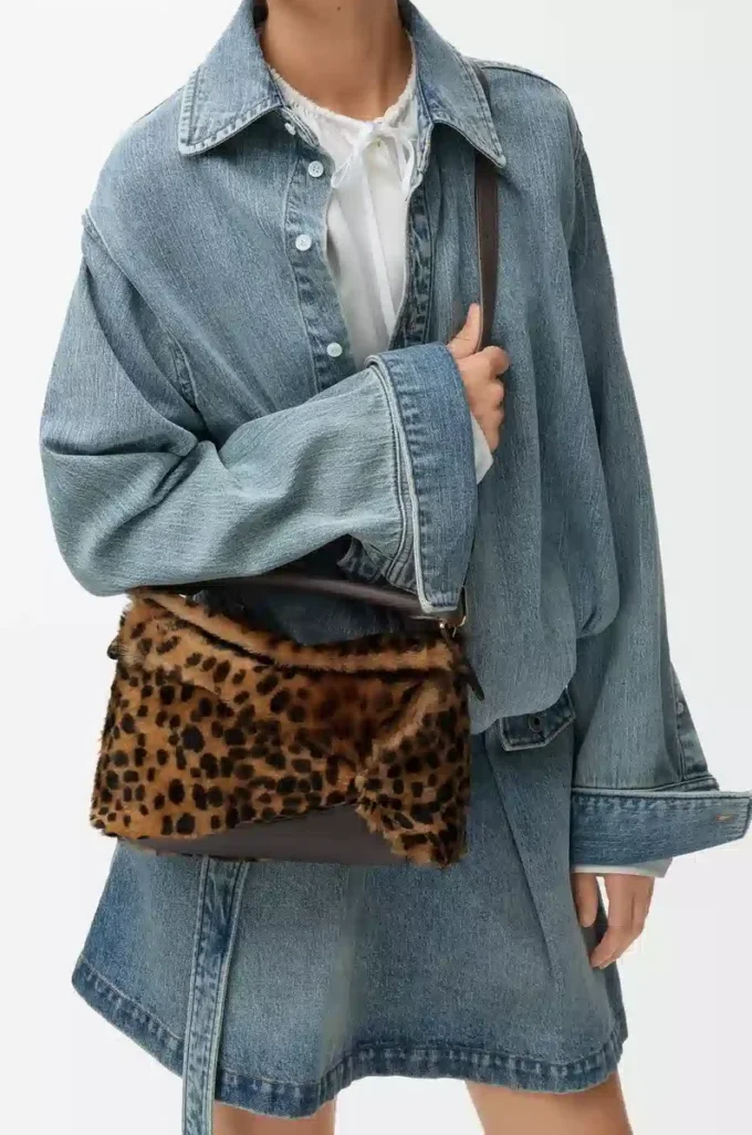 Borsa Puzzle Edge piccola in shearling stampato beige/marrone Borsa Puzzle Edge piccola in shearling stampato beige/marrone