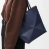 Borsa Puzzle Fold media in pelle di vitello lucida blu abisso Borsa Puzzle Fold media in pelle di vitello lucida blu abisso