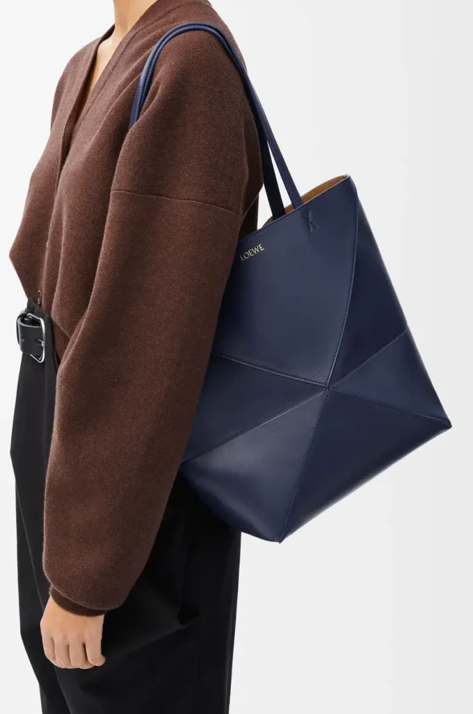 Borsa Puzzle Fold media in pelle di vitello lucida blu abisso Borsa Puzzle Fold media in pelle di vitello lucida blu abisso