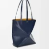 Borsa Puzzle Fold media in pelle di vitello lucida blu abisso Borsa Puzzle Fold media in pelle di vitello lucida blu abisso