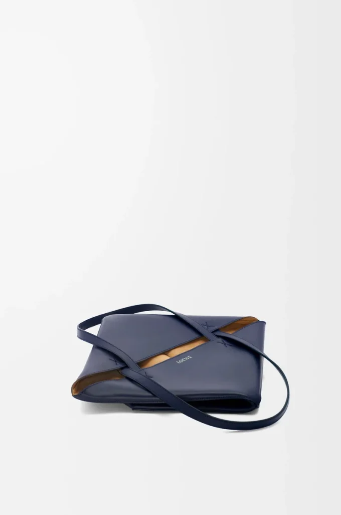 Borsa Puzzle Fold media in pelle di vitello lucida blu abisso Borsa Puzzle Fold media in pelle di vitello lucida blu abisso