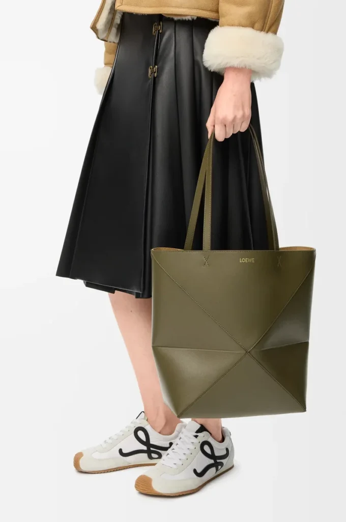 Borsa Puzzle Fold media in pelle di vitello lucida Dark Khaki Borsa Puzzle Fold media in pelle di vitello lucida Dark Khaki