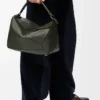 Borsa Puzzle grande in morbida pelle di vitello martellata color cachi scuro Borsa Puzzle grande in morbida pelle di vitello martellata color cachi scuro