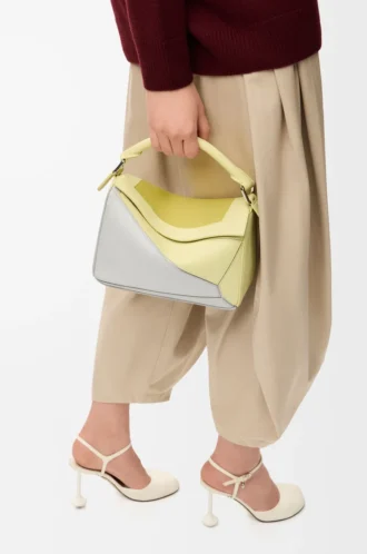 Borsa Puzzle piccola in pelle di vitello nappa grigio chiaro/citrino chiaro