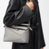 Borsa Small Puzzle Edge in morbida pelle di vitello martellata grigio perla Borsa Small Puzzle Edge in morbida pelle di vitello martellata grigio perla