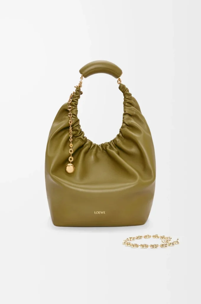 Borsa Squeeze media in morbida pelle di agnello nappa color oliva Borsa Squeeze media in morbida pelle di agnello nappa color oliva