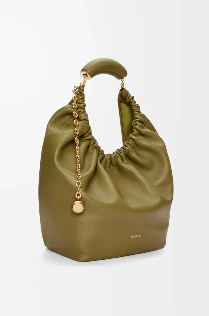 Borsa Squeeze media in morbida pelle di agnello nappa color oliva Borsa Squeeze media in morbida pelle di agnello nappa color oliva