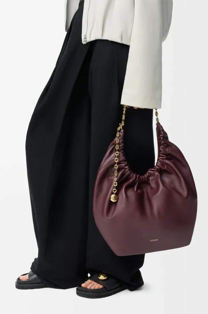 Borsa Squeeze media in morbida pelle di agnello nappa Dark Burgundy Borsa Squeeze media in morbida pelle di agnello nappa Dark Burgundy