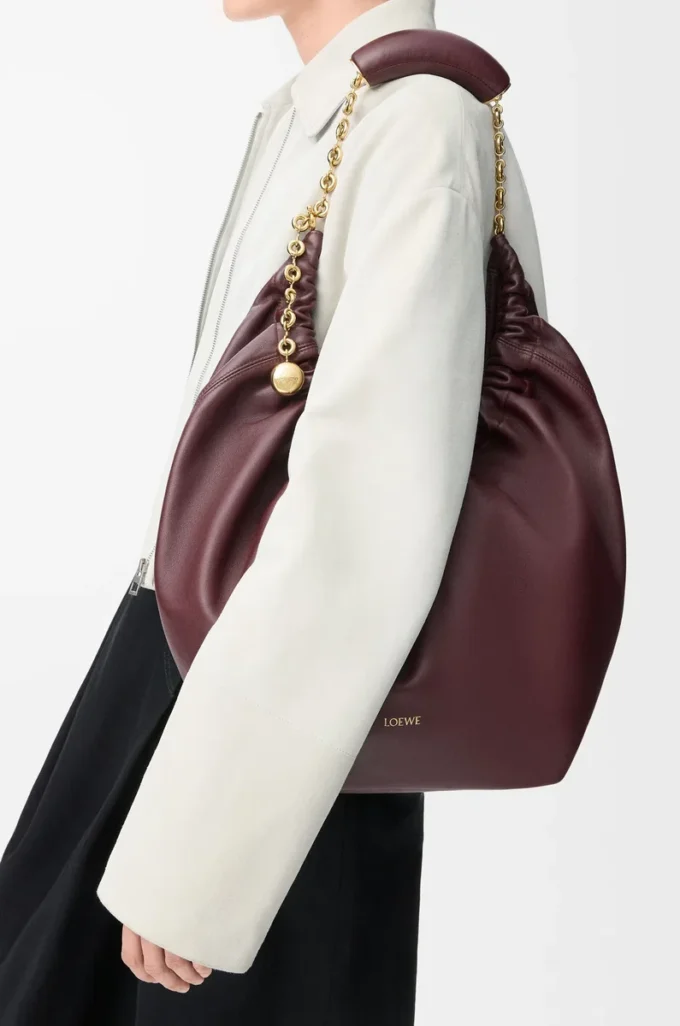 Borsa Squeeze media in morbida pelle di agnello nappa Dark Burgundy Borsa Squeeze media in morbida pelle di agnello nappa Dark Burgundy
