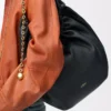 Borsa Squeeze media in morbida pelle di agnello nappa nera