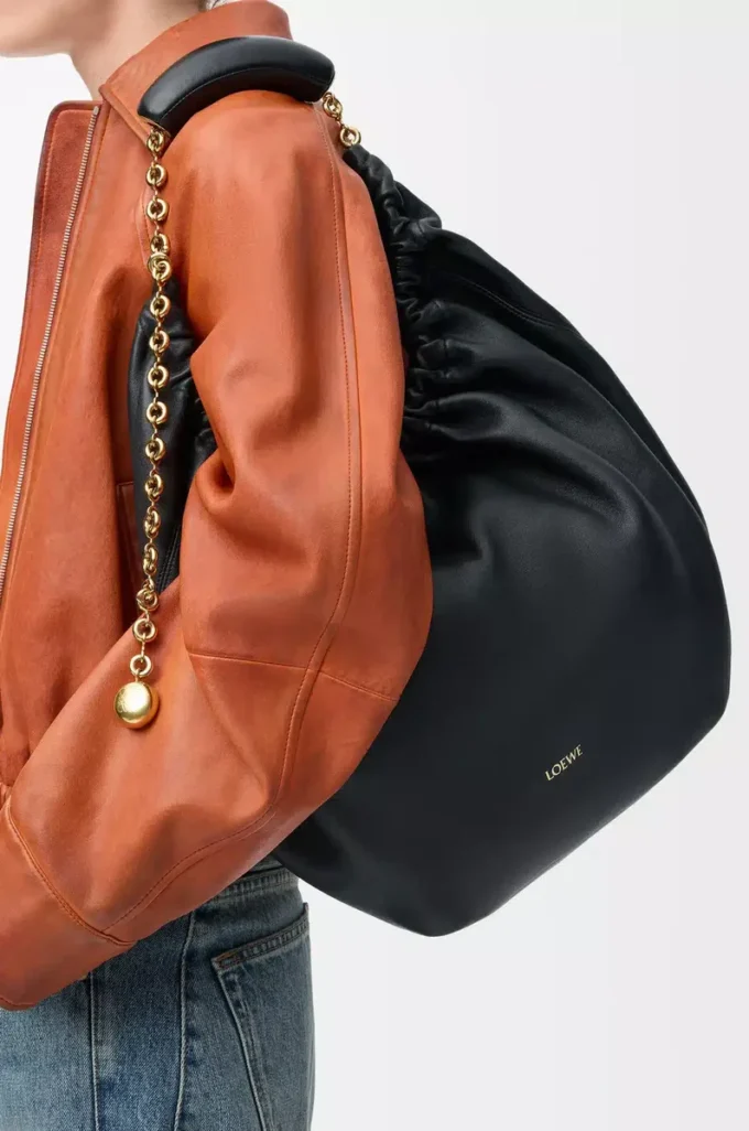 Borsa Squeeze media in morbida pelle di agnello nappa nera