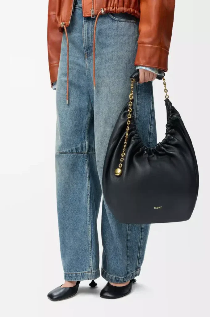 Borsa Squeeze media in morbida pelle di agnello nappa nera