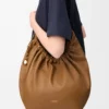 Borsa Squeeze media in morbida pelle di agnello nappa Oak