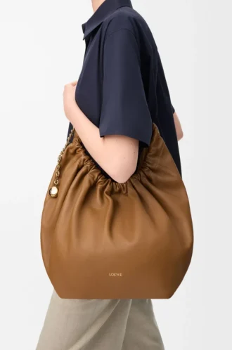 Borsa Squeeze media in morbida pelle di agnello nappa Oak